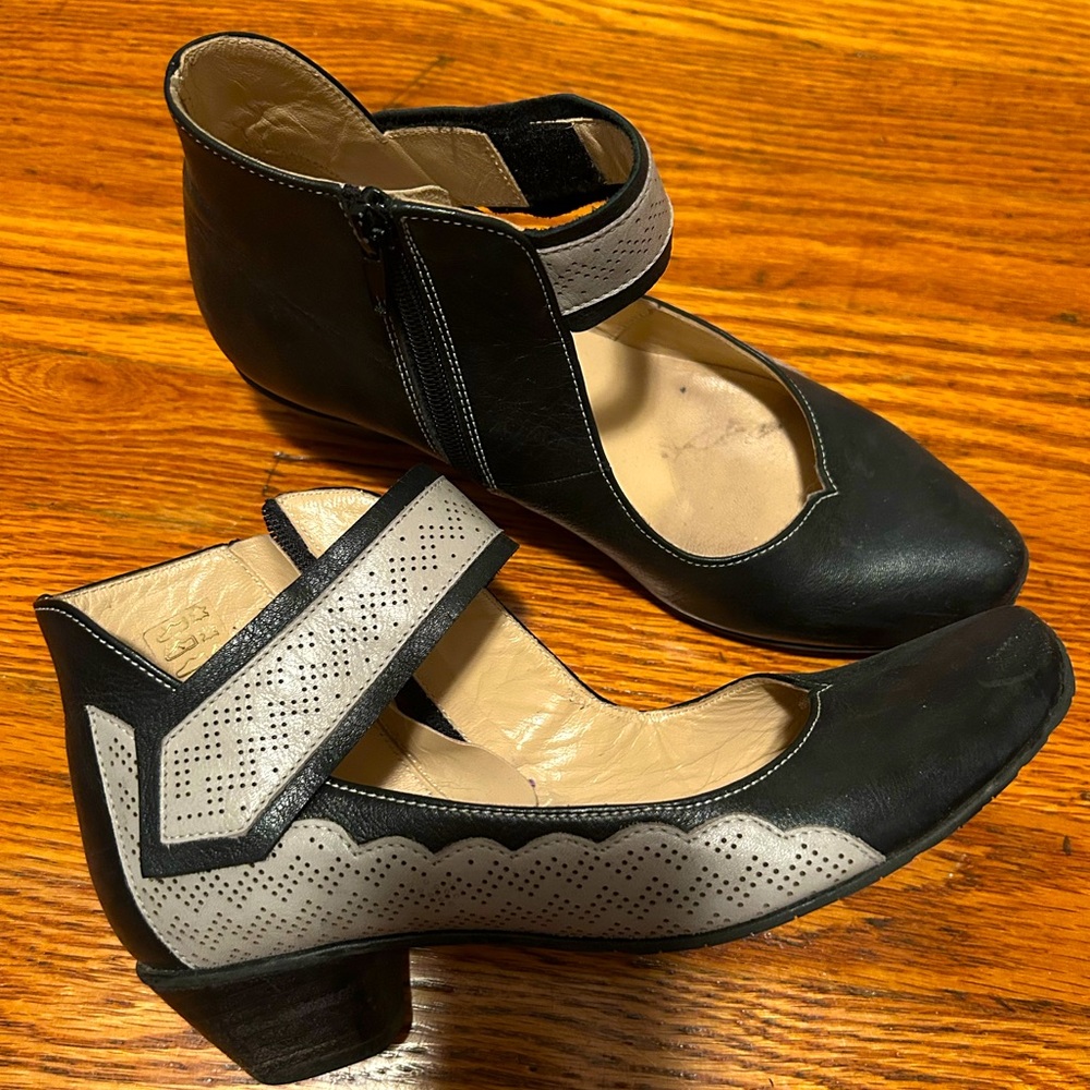 Black and griege leather heel bootie size 38.5